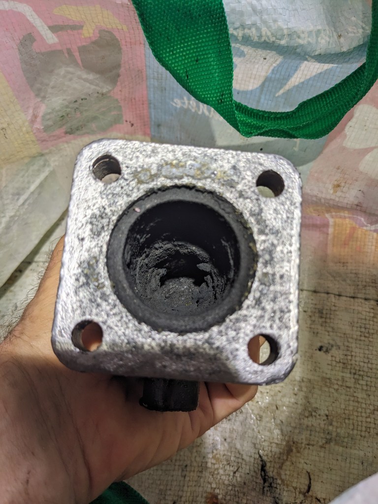 Nettoyage du coude d'échappement sur un moteur Volvo D1-30 à 1056h