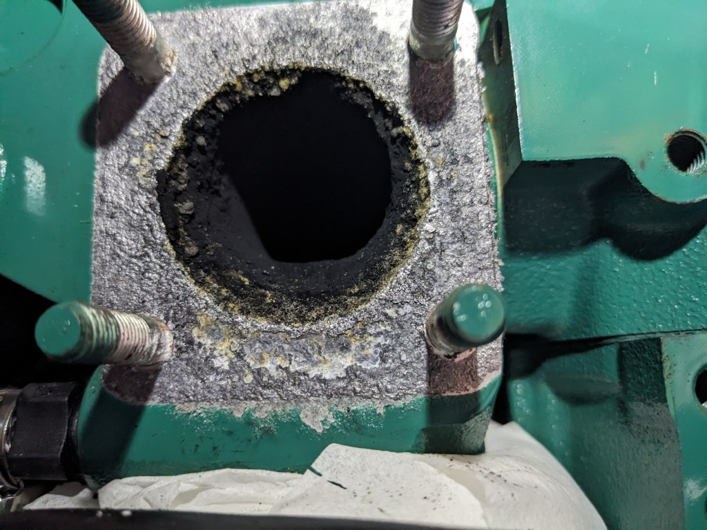 Nettoyage du coude d'échappement sur un moteur Volvo D1-30 à 1056h